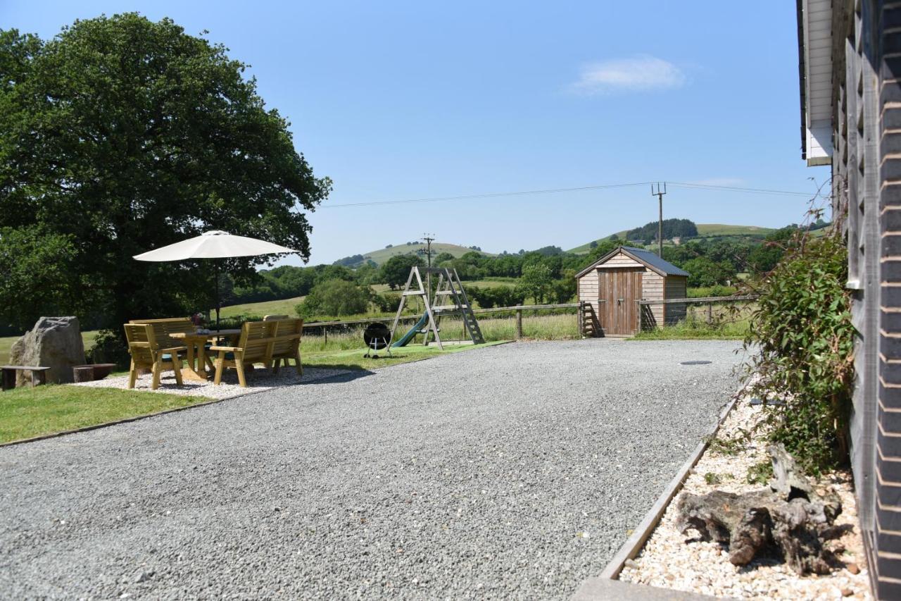 Villa Maen Llwyd Llanyre Exterior foto